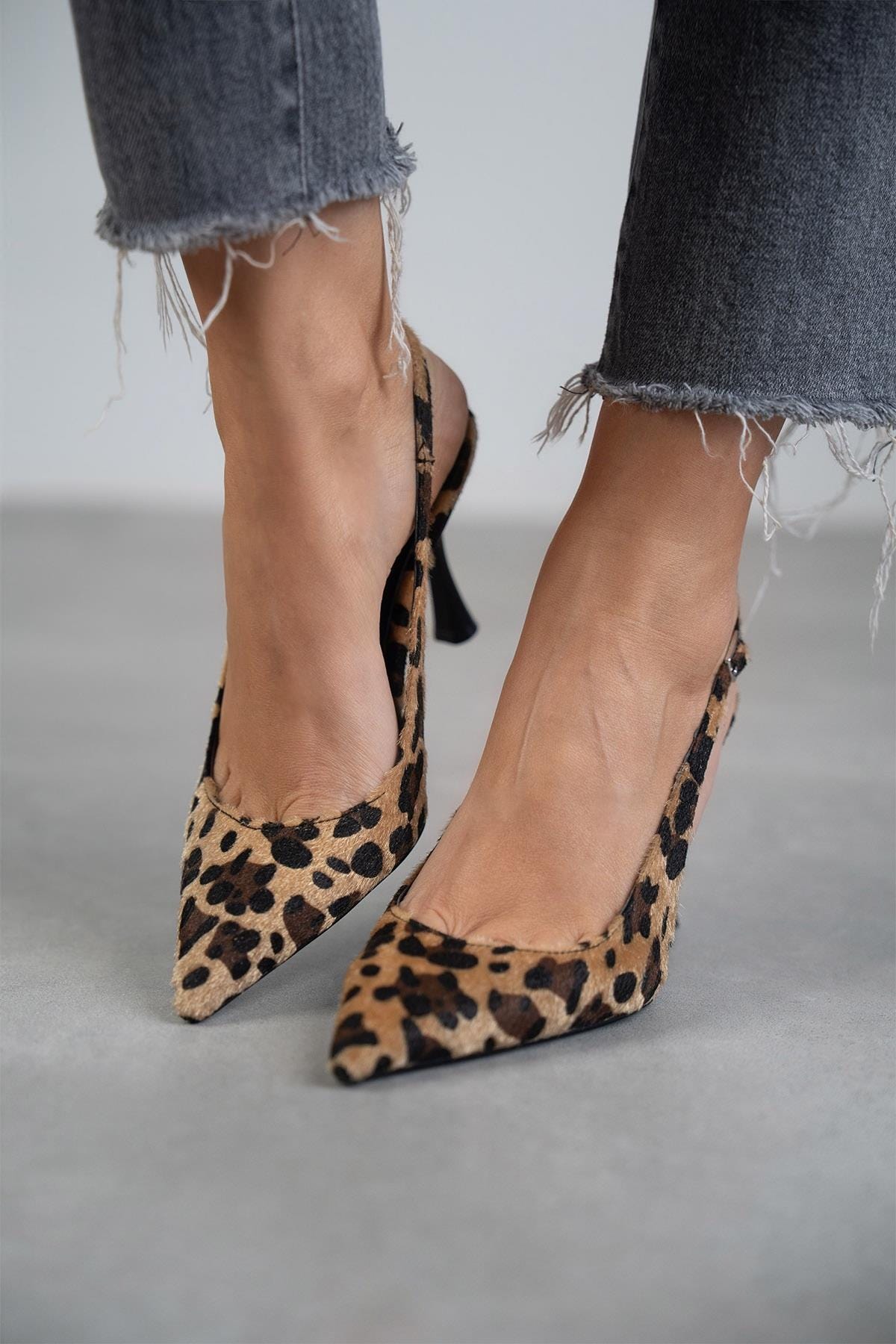 LEONORA | Elegant animal-print neckline for a bold style